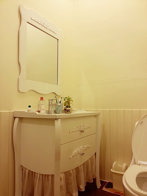 ทำห้องน้ำแบบคุณนายๆ บนบ้าน ไม้ ให้แม่ห้องเก็บของรกๆจะแปลงร่างเป็นห้องน้ำคุณนายได้แค่ไหนมาดูกันค่ะ