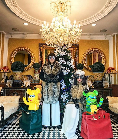 เปิดคฤหาสน์ ‘ปิ๊บปี้-มาดามลี’ แม่ลูกแฟชั่นนิสต้า กับภูเขาแอร์เมส และ BERBRICKของสะสมสุดรัก