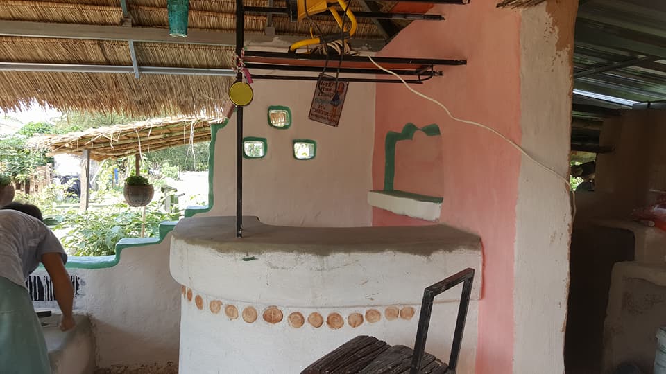 แม่ปั้นดิน ลูกสร้างบ้าน งบ 7 หมื่นได้ทั้งบ้านดิน ครัวดิน ไม่ต้องเป็นหนี้ทั้งชีวิต