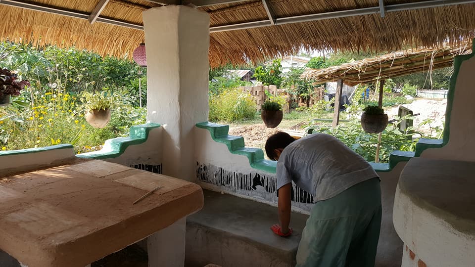 แม่ปั้นดิน ลูกสร้างบ้าน งบ 7 หมื่นได้ทั้งบ้านดิน ครัวดิน ไม่ต้องเป็นหนี้ทั้งชีวิต