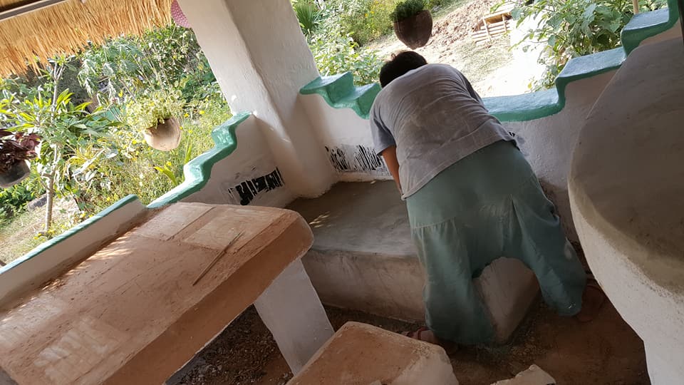 แม่ปั้นดิน ลูกสร้างบ้าน งบ 7 หมื่นได้ทั้งบ้านดิน ครัวดิน ไม่ต้องเป็นหนี้ทั้งชีวิต