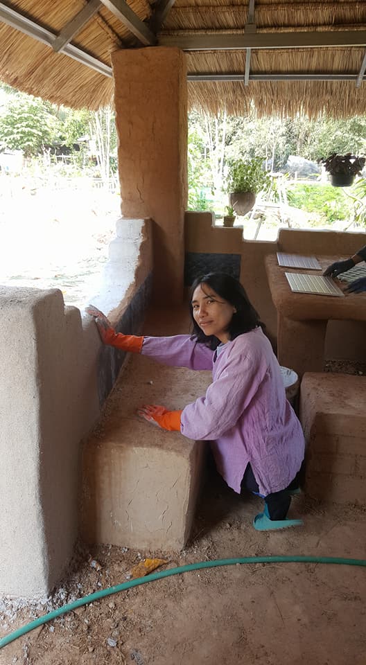 แม่ปั้นดิน ลูกสร้างบ้าน งบ 7 หมื่นได้ทั้งบ้านดิน ครัวดิน ไม่ต้องเป็นหนี้ทั้งชีวิต