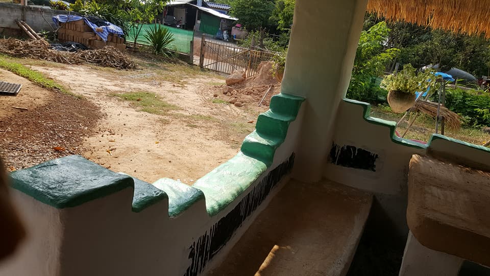 แม่ปั้นดิน ลูกสร้างบ้าน งบ 7 หมื่นได้ทั้งบ้านดิน ครัวดิน ไม่ต้องเป็นหนี้ทั้งชีวิต