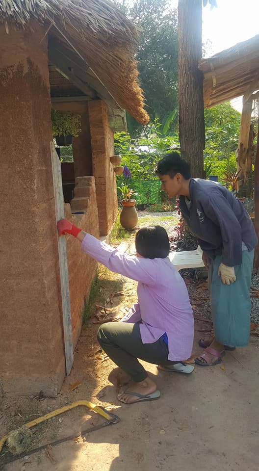 แม่ปั้นดิน ลูกสร้างบ้าน งบ 7 หมื่นได้ทั้งบ้านดิน ครัวดิน ไม่ต้องเป็นหนี้ทั้งชีวิต