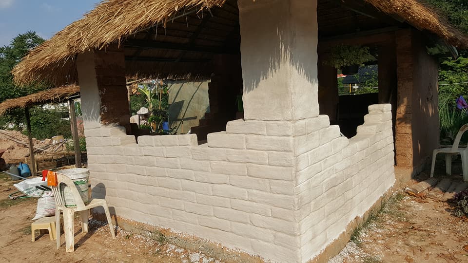 แม่ปั้นดิน ลูกสร้างบ้าน งบ 7 หมื่นได้ทั้งบ้านดิน ครัวดิน ไม่ต้องเป็นหนี้ทั้งชีวิต