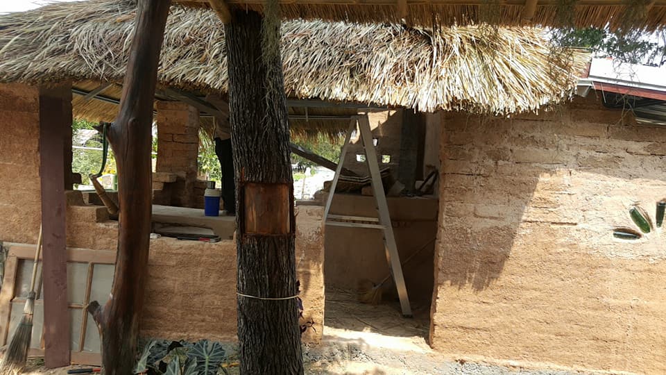 แม่ปั้นดิน ลูกสร้างบ้าน งบ 7 หมื่นได้ทั้งบ้านดิน ครัวดิน ไม่ต้องเป็นหนี้ทั้งชีวิต