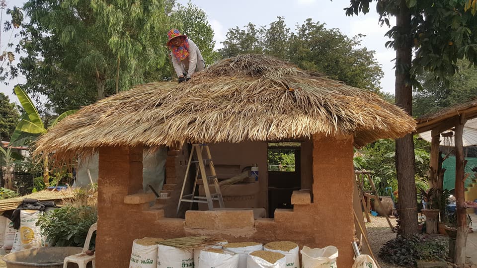 แม่ปั้นดิน ลูกสร้างบ้าน งบ 7 หมื่นได้ทั้งบ้านดิน ครัวดิน ไม่ต้องเป็นหนี้ทั้งชีวิต