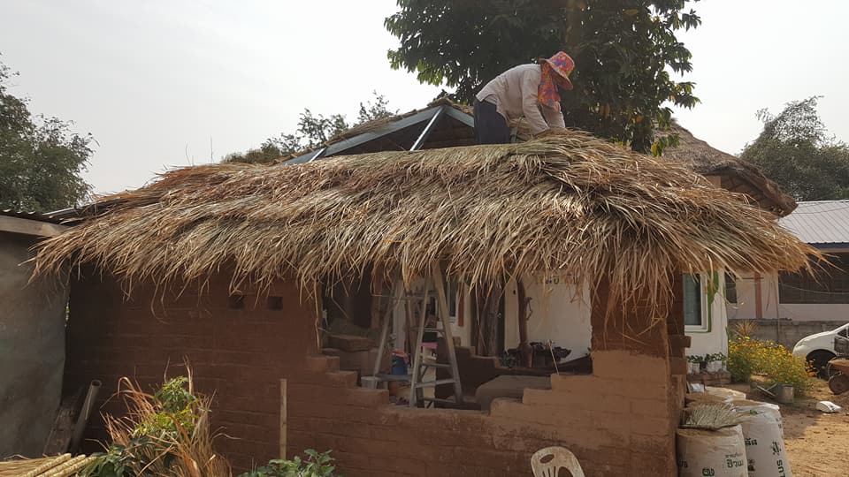 แม่ปั้นดิน ลูกสร้างบ้าน งบ 7 หมื่นได้ทั้งบ้านดิน ครัวดิน ไม่ต้องเป็นหนี้ทั้งชีวิต