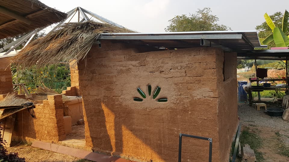 แม่ปั้นดิน ลูกสร้างบ้าน งบ 7 หมื่นได้ทั้งบ้านดิน ครัวดิน ไม่ต้องเป็นหนี้ทั้งชีวิต