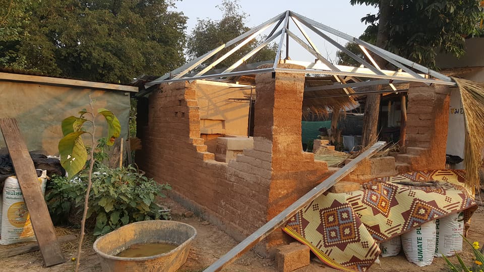 แม่ปั้นดิน ลูกสร้างบ้าน งบ 7 หมื่นได้ทั้งบ้านดิน ครัวดิน ไม่ต้องเป็นหนี้ทั้งชีวิต