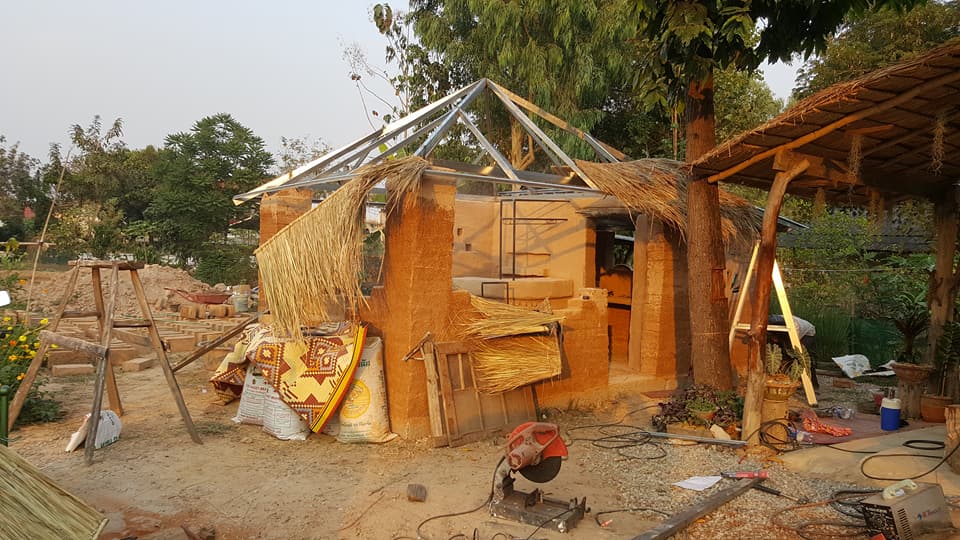 แม่ปั้นดิน ลูกสร้างบ้าน งบ 7 หมื่นได้ทั้งบ้านดิน ครัวดิน ไม่ต้องเป็นหนี้ทั้งชีวิต