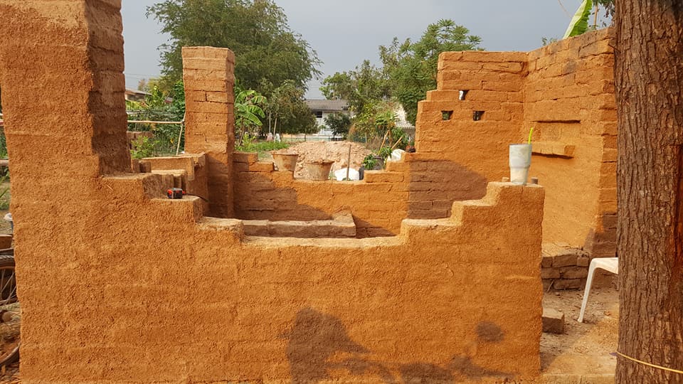 แม่ปั้นดิน ลูกสร้างบ้าน งบ 7 หมื่นได้ทั้งบ้านดิน ครัวดิน ไม่ต้องเป็นหนี้ทั้งชีวิต