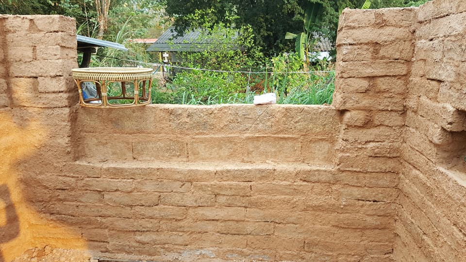 แม่ปั้นดิน ลูกสร้างบ้าน งบ 7 หมื่นได้ทั้งบ้านดิน ครัวดิน ไม่ต้องเป็นหนี้ทั้งชีวิต