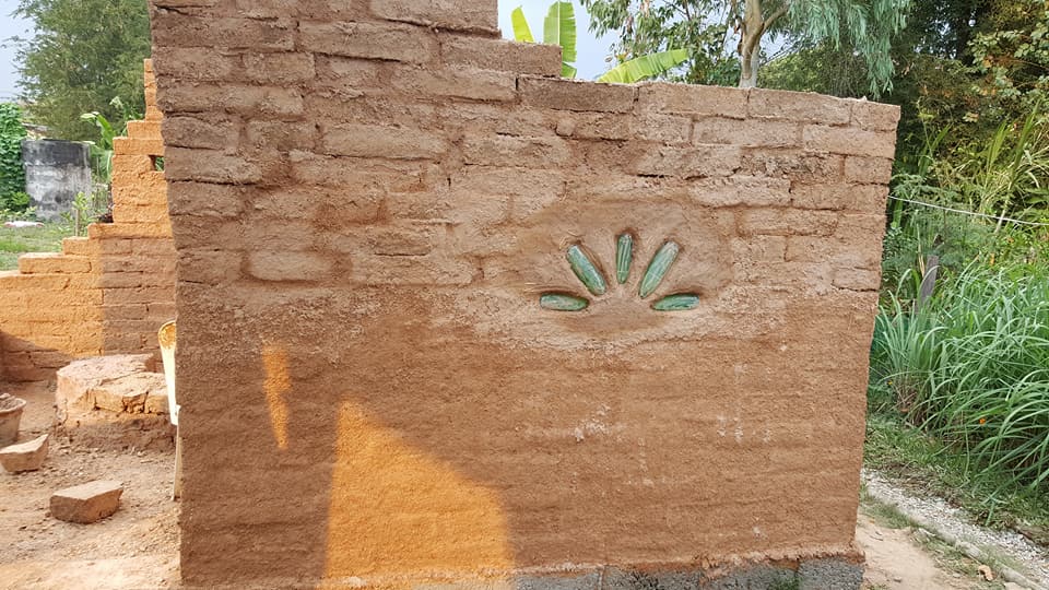 แม่ปั้นดิน ลูกสร้างบ้าน งบ 7 หมื่นได้ทั้งบ้านดิน ครัวดิน ไม่ต้องเป็นหนี้ทั้งชีวิต