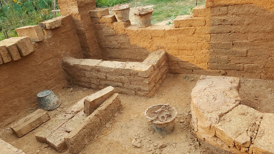 แม่ปั้นดิน ลูกสร้างบ้าน งบ 7 หมื่นได้ทั้งบ้านดิน ครัวดิน ไม่ต้องเป็นหนี้ทั้งชีวิต