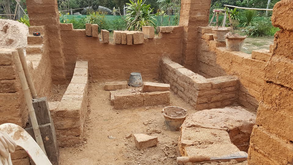 แม่ปั้นดิน ลูกสร้างบ้าน งบ 7 หมื่นได้ทั้งบ้านดิน ครัวดิน ไม่ต้องเป็นหนี้ทั้งชีวิต