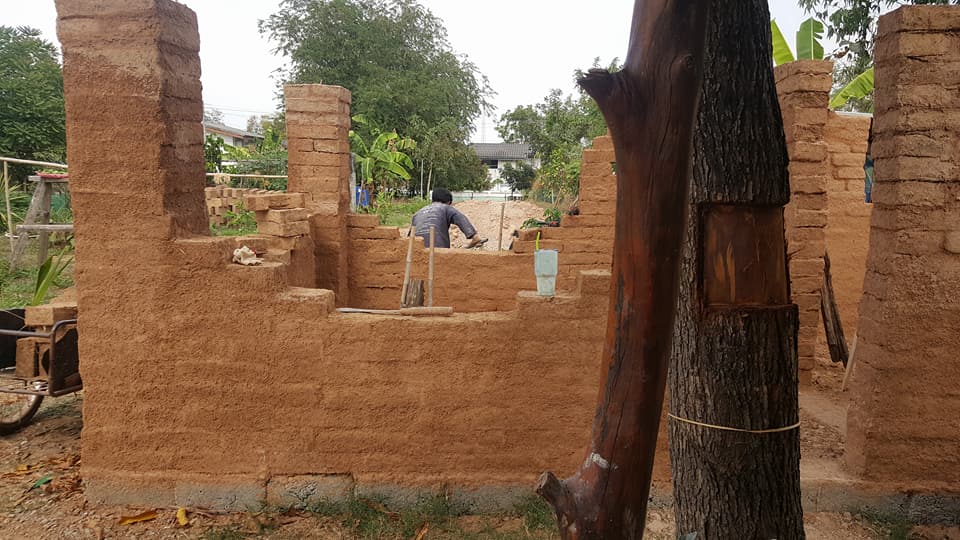 แม่ปั้นดิน ลูกสร้างบ้าน งบ 7 หมื่นได้ทั้งบ้านดิน ครัวดิน ไม่ต้องเป็นหนี้ทั้งชีวิต