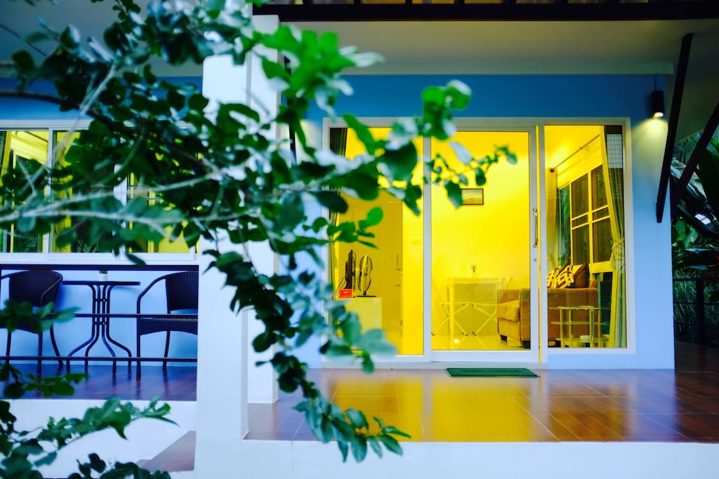 แบบบ้านโมเดิร์นยกพื้น มีระเบียงด้านหน้า-ด้านข้าง ใช้งบก่อสร้างไม่กี่แสน