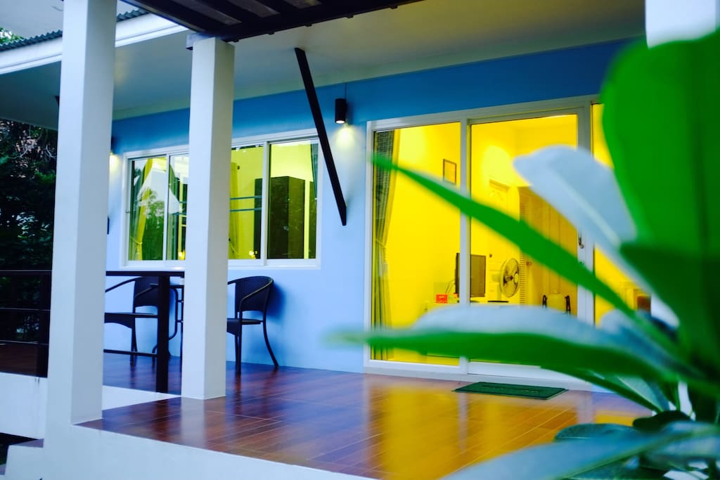 แบบบ้านโมเดิร์นยกพื้น มีระเบียงด้านหน้า-ด้านข้าง ใช้งบก่อสร้างไม่กี่แสน