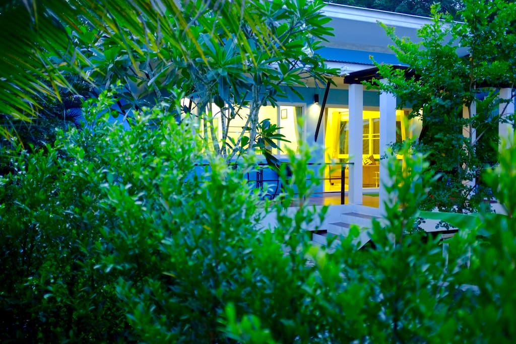 แบบบ้านโมเดิร์นยกพื้น มีระเบียงด้านหน้า-ด้านข้าง ใช้งบก่อสร้างไม่กี่แสน