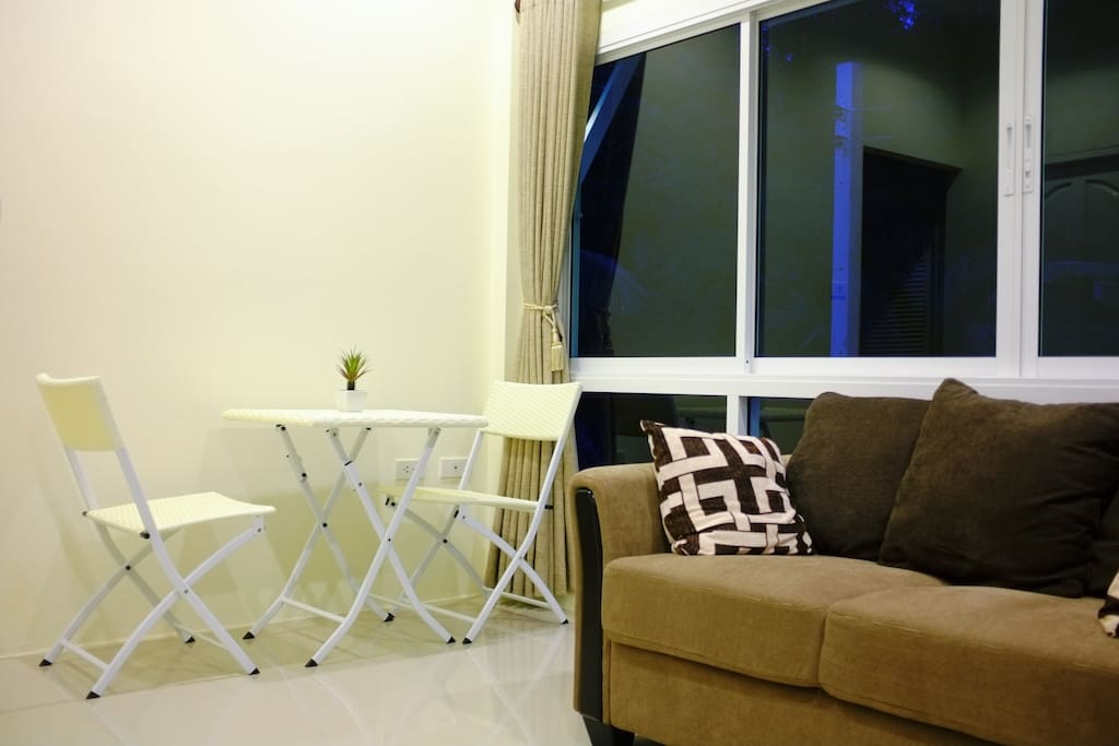 แบบบ้านโมเดิร์นยกพื้น มีระเบียงด้านหน้า-ด้านข้าง ใช้งบก่อสร้างไม่กี่แสน