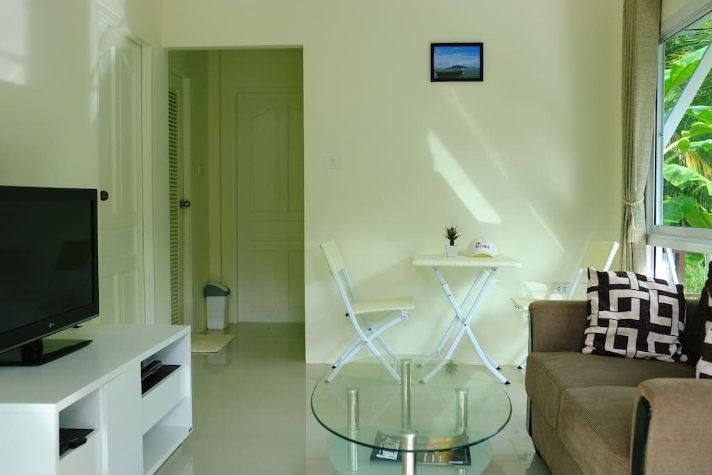 แบบบ้านโมเดิร์นยกพื้น มีระเบียงด้านหน้า-ด้านข้าง ใช้งบก่อสร้างไม่กี่แสน