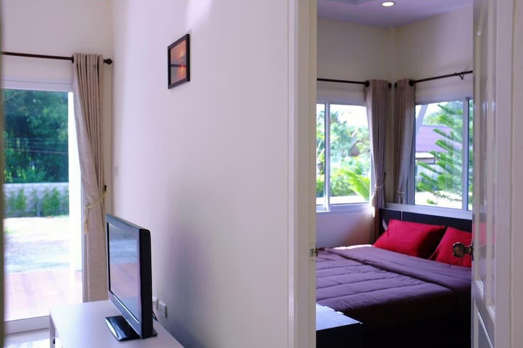 แบบบ้านโมเดิร์นยกพื้น มีระเบียงด้านหน้า-ด้านข้าง ใช้งบก่อสร้างไม่กี่แสน