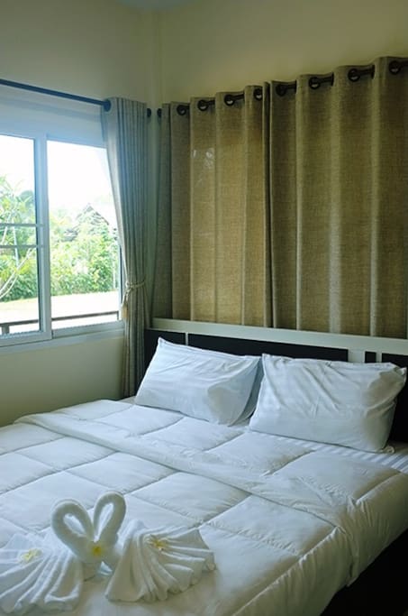 แบบบ้านโมเดิร์นยกพื้น มีระเบียงด้านหน้า-ด้านข้าง ใช้งบก่อสร้างไม่กี่แสน