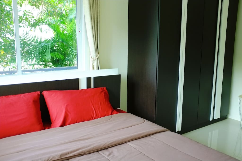 แบบบ้านโมเดิร์นยกพื้น มีระเบียงด้านหน้า-ด้านข้าง ใช้งบก่อสร้างไม่กี่แสน