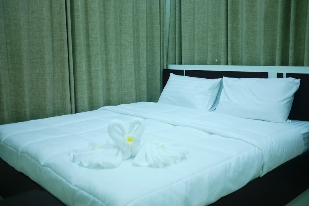 แบบบ้านโมเดิร์นยกพื้น มีระเบียงด้านหน้า-ด้านข้าง ใช้งบก่อสร้างไม่กี่แสน