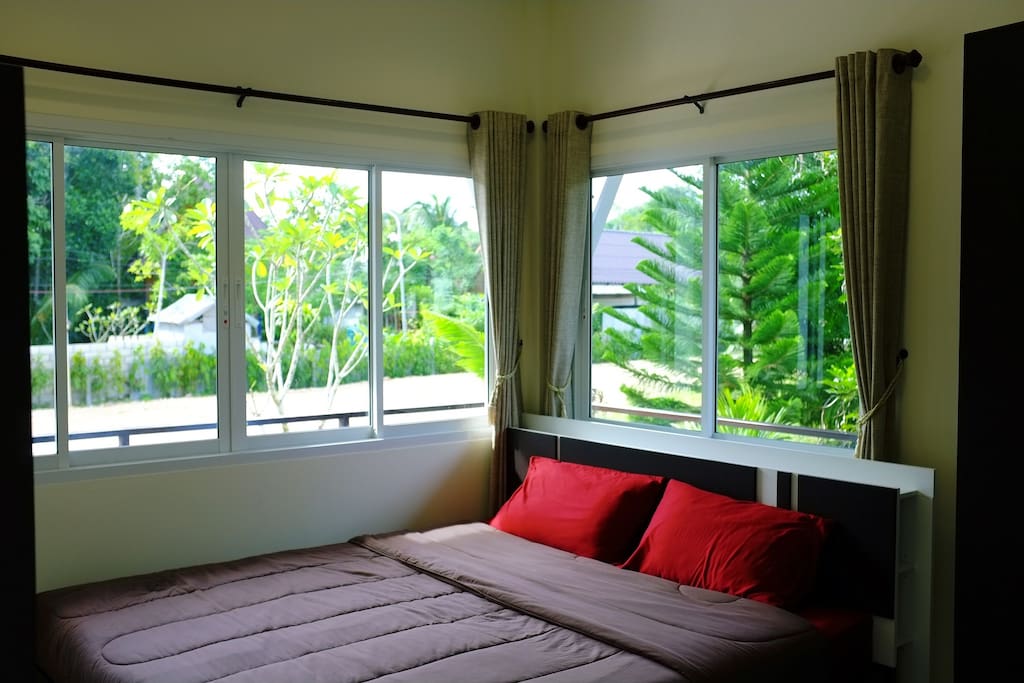 แบบบ้านโมเดิร์นยกพื้น มีระเบียงด้านหน้า-ด้านข้าง ใช้งบก่อสร้างไม่กี่แสน