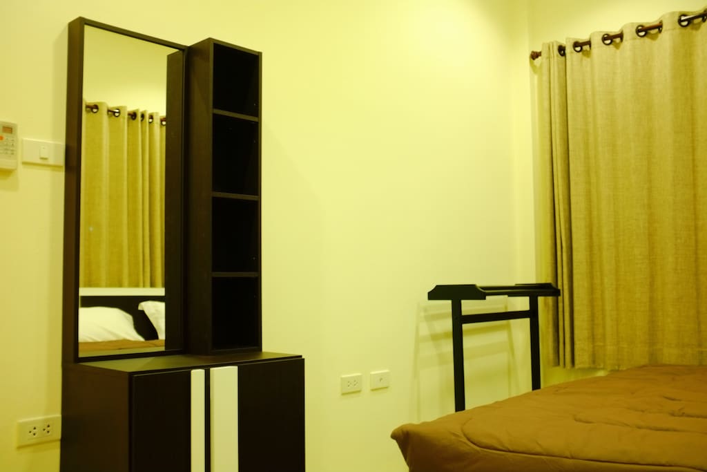 แบบบ้านโมเดิร์นยกพื้น มีระเบียงด้านหน้า-ด้านข้าง ใช้งบก่อสร้างไม่กี่แสน