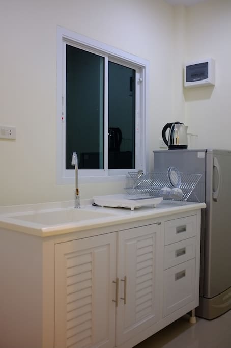 แบบบ้านโมเดิร์นยกพื้น มีระเบียงด้านหน้า-ด้านข้าง ใช้งบก่อสร้างไม่กี่แสน