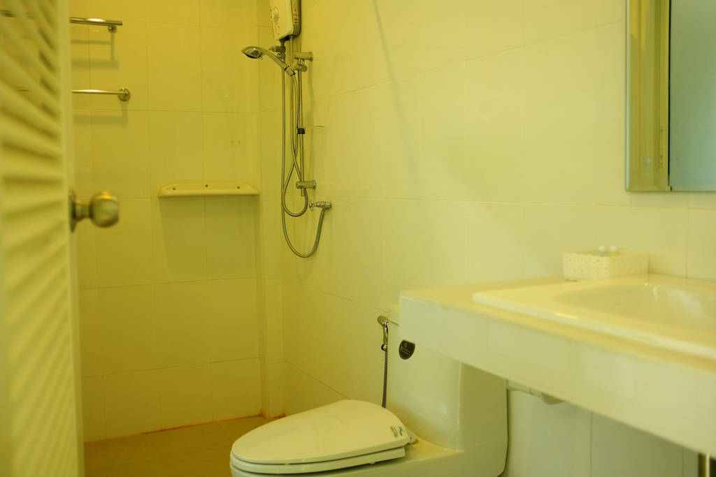 แบบบ้านโมเดิร์นยกพื้น มีระเบียงด้านหน้า-ด้านข้าง ใช้งบก่อสร้างไม่กี่แสน