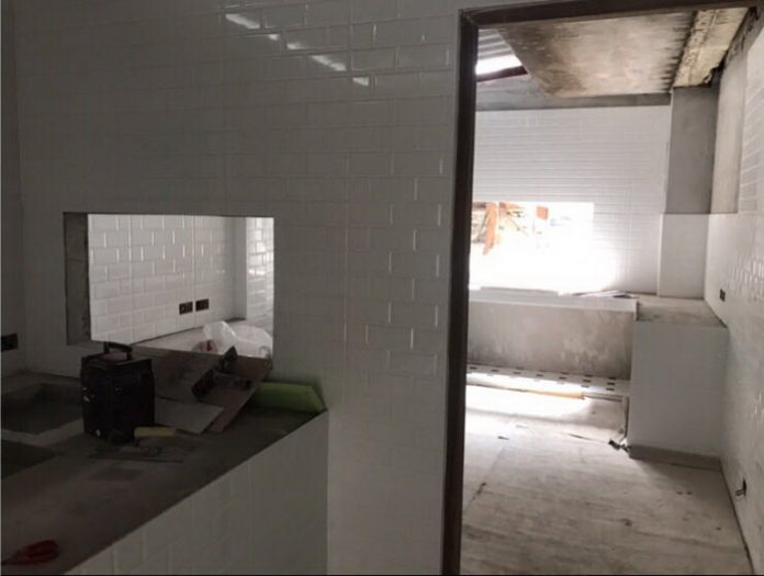 รีวิว “รีโนเวทห้องครัวเก่าอายุ 30 ปี” เปลี่ยนจากครัวสุดเชย กลายเป็นครัวโมเดิร์น น่าใช้งานสุดๆ