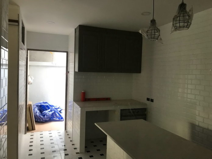 รีวิว “รีโนเวทห้องครัวเก่าอายุ 30 ปี” เปลี่ยนจากครัวสุดเชย กลายเป็นครัวโมเดิร์น น่าใช้งานสุดๆ