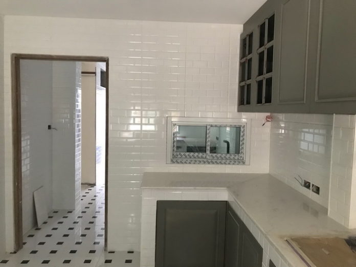 รีวิว “รีโนเวทห้องครัวเก่าอายุ 30 ปี” เปลี่ยนจากครัวสุดเชย กลายเป็นครัวโมเดิร์น น่าใช้งานสุดๆ