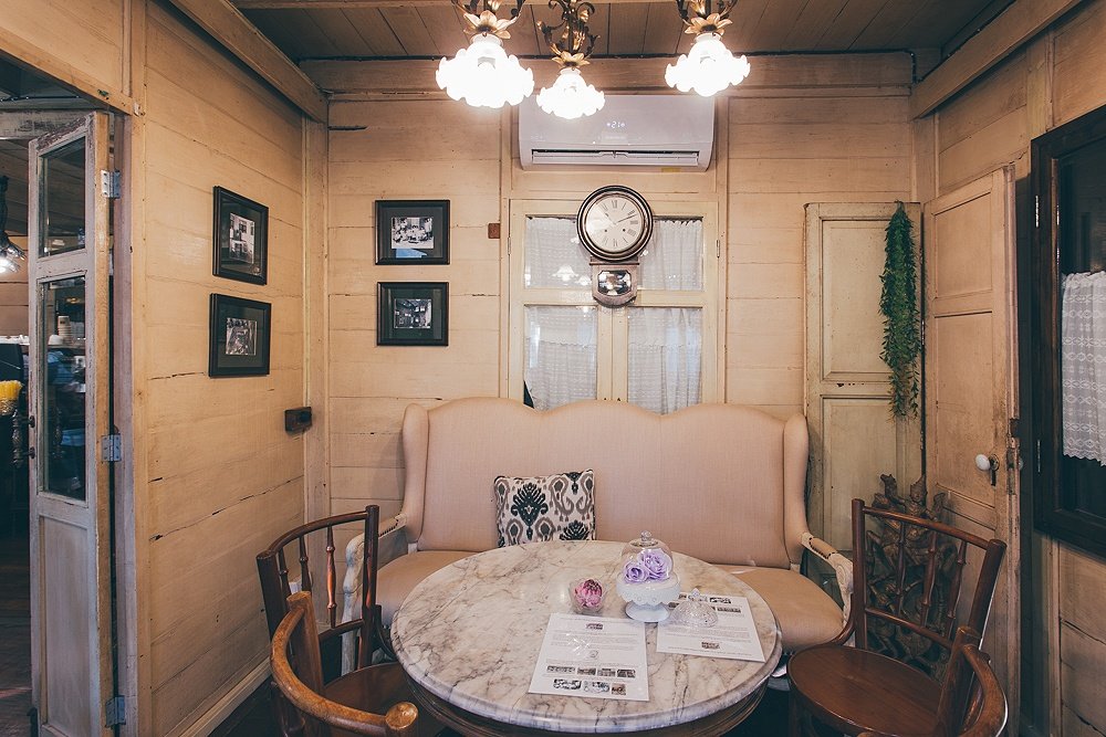 บ้านขนมปังขิง คาเฟ่ในบ้านไม้เก่าอายุร้อยกว่าปีที่ยังมีชีวิตชีวา