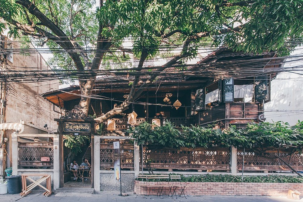 บ้านขนมปังขิง คาเฟ่ในบ้านไม้เก่าอายุร้อยกว่าปีที่ยังมีชีวิตชีวา