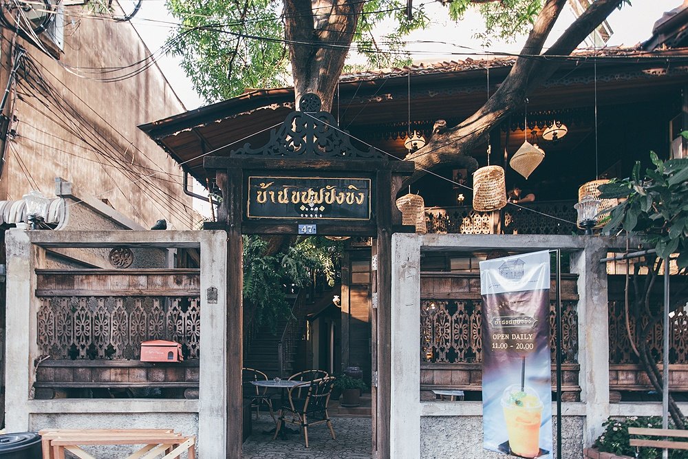 บ้านขนมปังขิง คาเฟ่ในบ้านไม้เก่าอายุร้อยกว่าปีที่ยังมีชีวิตชีวา