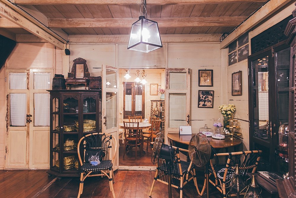 บ้านขนมปังขิง คาเฟ่ในบ้านไม้เก่าอายุร้อยกว่าปีที่ยังมีชีวิตชีวา