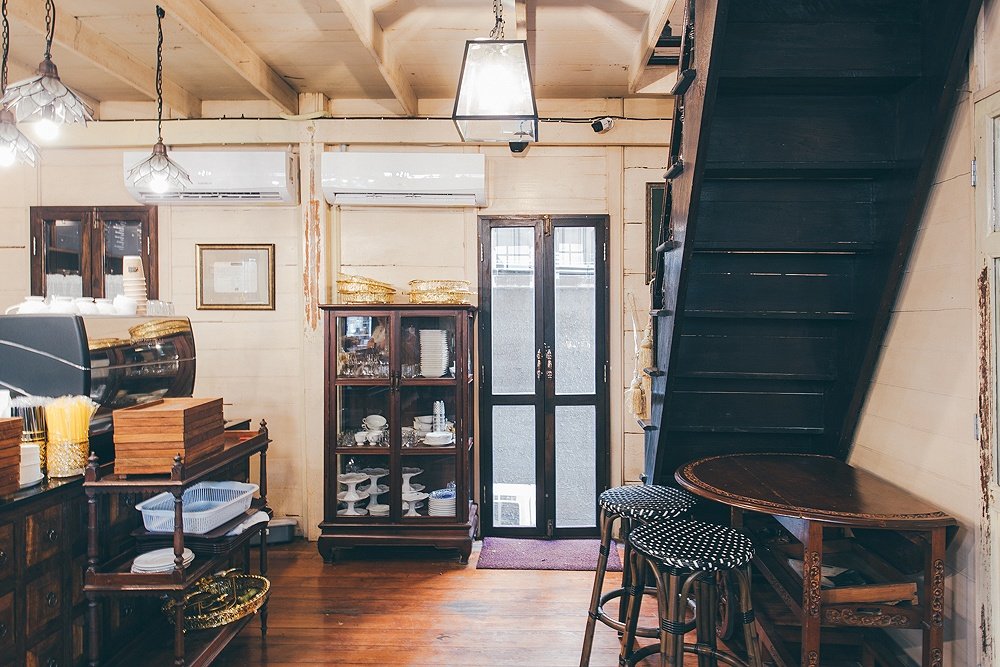 บ้านขนมปังขิง คาเฟ่ในบ้านไม้เก่าอายุร้อยกว่าปีที่ยังมีชีวิตชีวา
