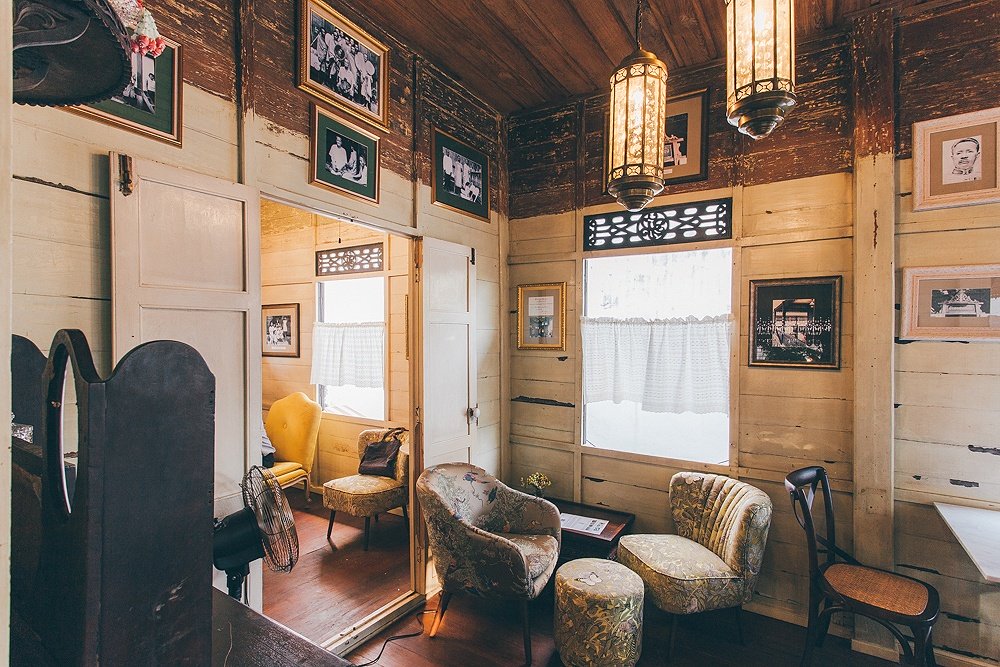 บ้านขนมปังขิง คาเฟ่ในบ้านไม้เก่าอายุร้อยกว่าปีที่ยังมีชีวิตชีวา