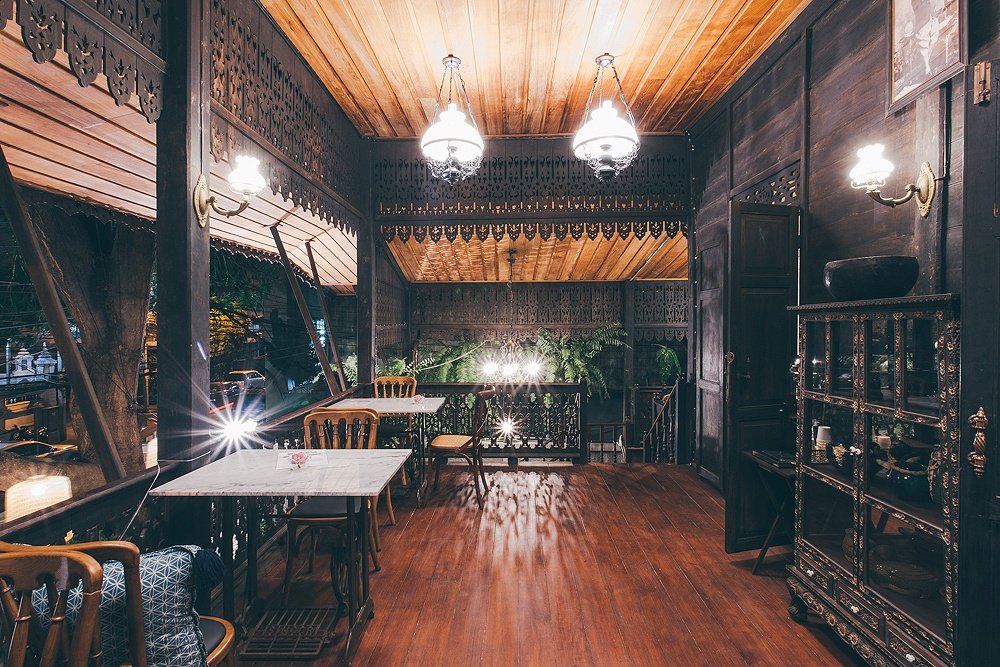 บ้านขนมปังขิง คาเฟ่ในบ้านไม้เก่าอายุร้อยกว่าปีที่ยังมีชีวิตชีวา