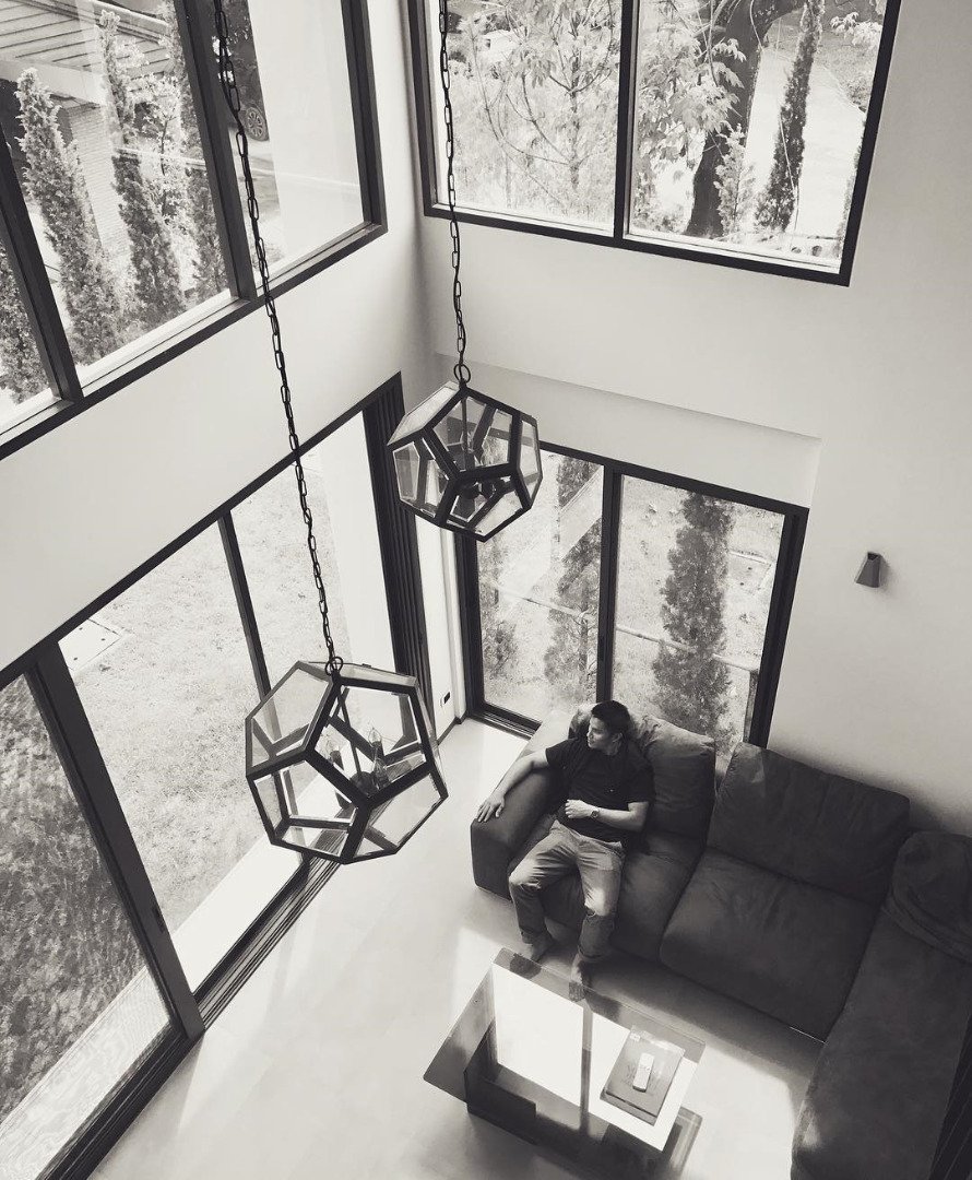 ส่อง “บ้านแอม ชลธิชา” อดีตผู้ประกาศข่าว นางแบบ นางงาม นักกีฬา สวย หุ่นเป๊ะ ชีวิตดี