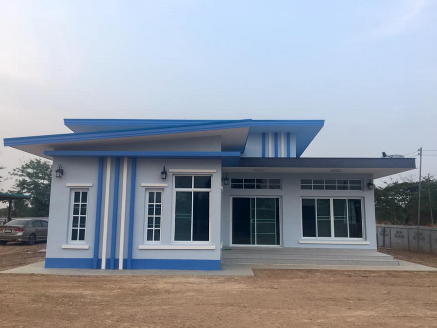 บ้านชั้นเดียวสไตล์โมเดิร์น โทนสีเทาอมฟ้า 3 ห้องนอน 3 ห้องน้ำ งบประมาณก่อสร้าง 15 ล้านบาท