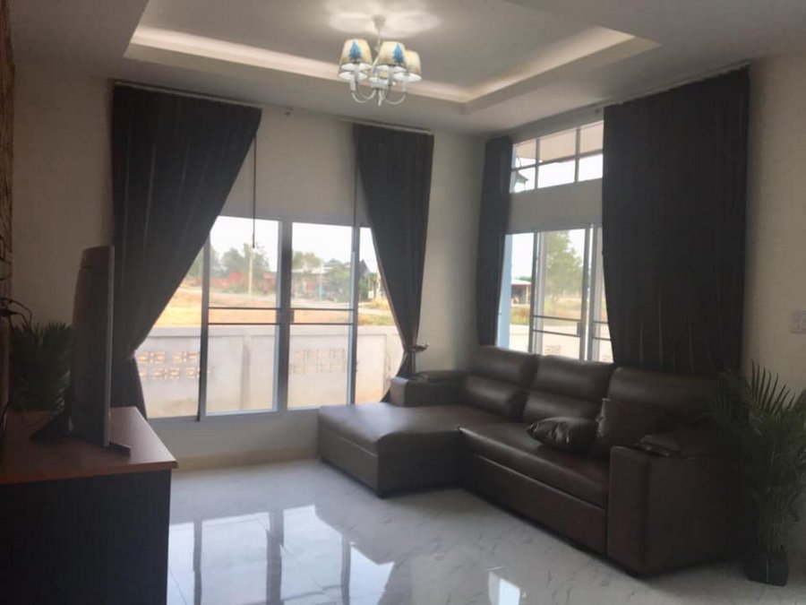 บ้านชั้นเดียวสไตล์โมเดิร์น โทนสีเทาอมฟ้า 3 ห้องนอน 3 ห้องน้ำ งบประมาณก่อสร้าง 15 ล้านบาท