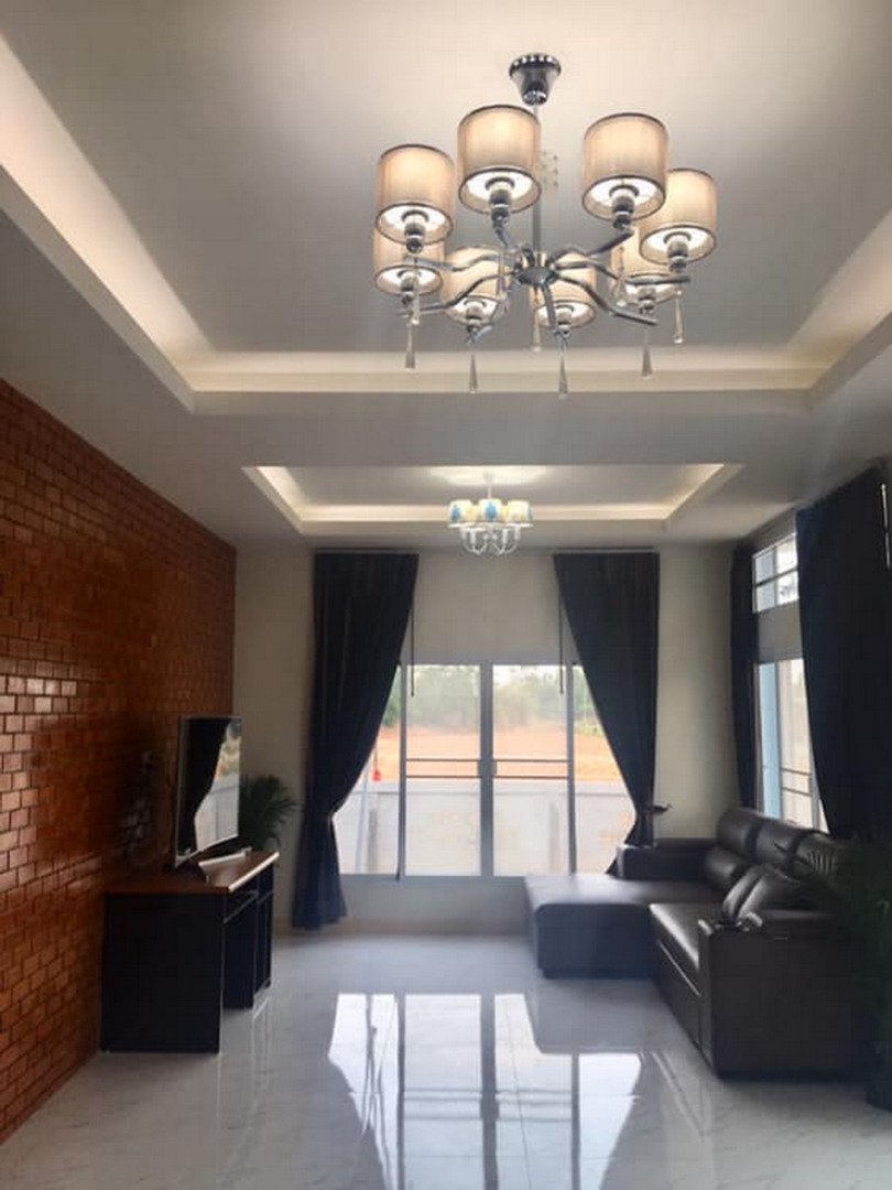 บ้านชั้นเดียวสไตล์โมเดิร์น โทนสีเทาอมฟ้า 3 ห้องนอน 3 ห้องน้ำ งบประมาณก่อสร้าง 15 ล้านบาท