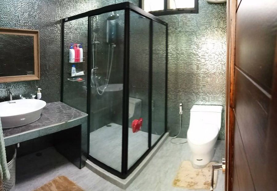 บ้านชั้นครึ่งสไตล์โมเดิร์น ดีไซน์เรขาคณิตสุดทันสมัย 3 ห้องนอน 2 ห้องน้ำ พื้นที่ใช้สอย 158 ตรม