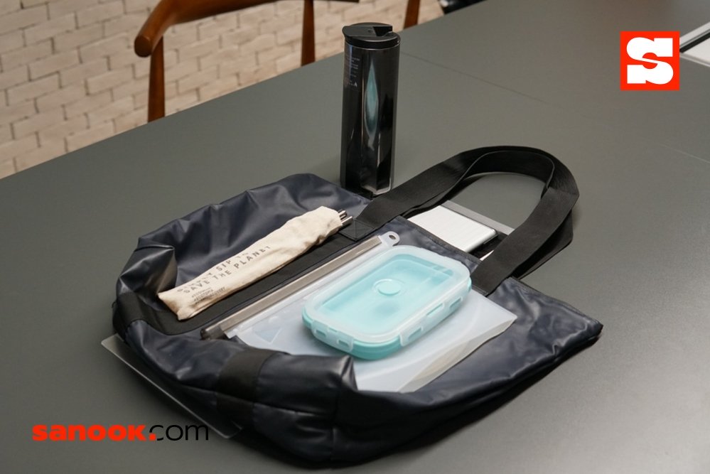 เปิดกระเป๋า “อัด อวัช” วง “mints” ที่พบว่ามีขวดน้ำ หลอดสเตนเลส กล่องใส่อาหาร และถุงซิลิโคน